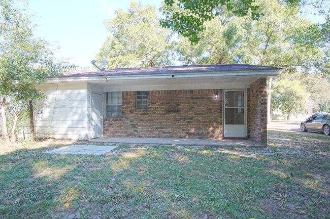Building Photo - Charming 2-Bedroom Duplex Near UWF, I-10 &...