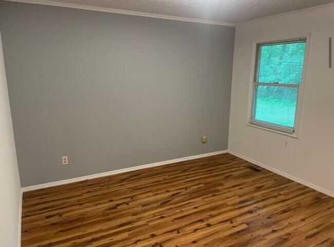 Building Photo - 3 bedroom/ 2 bath