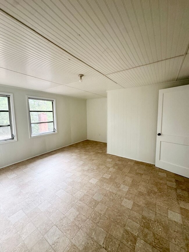 Building Photo - ADORABLE Downtown Cottage in Conway. Fantastic location and TONS of charm. Fenced in back yard!