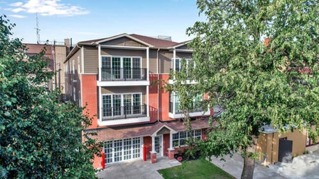 Building Photo - 297 W Utica St