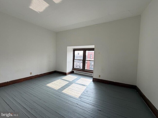 Building Photo - 347 E King St