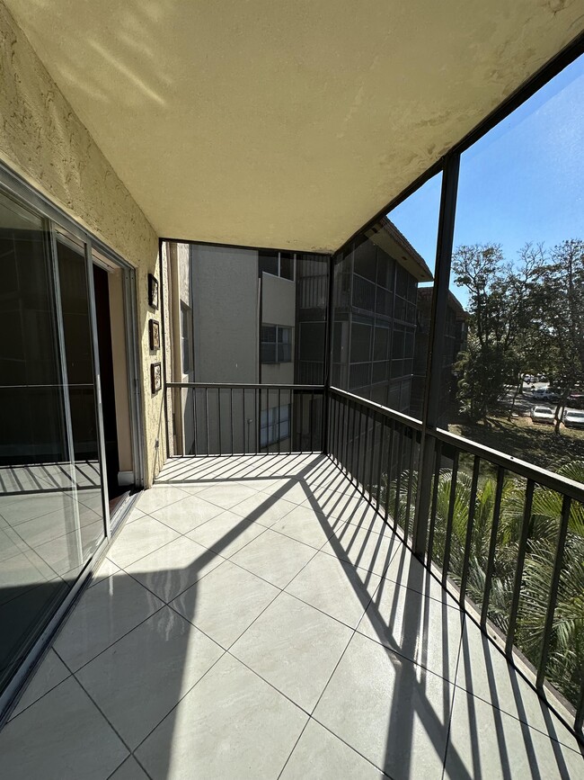 Building Photo - 5961 N Falls Cir Dr