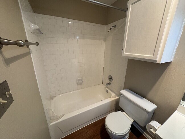 Building Photo - 2-Bed, 2-Bath, 1-Car Garage - Walking Dist...