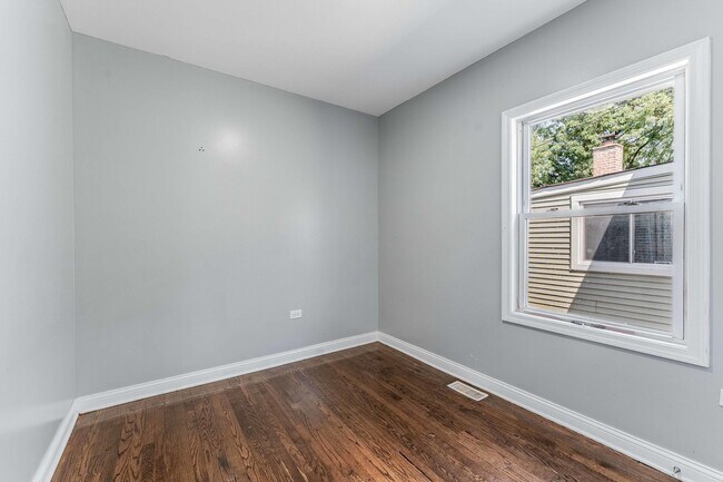 Building Photo - 7008 S Oakley Ave