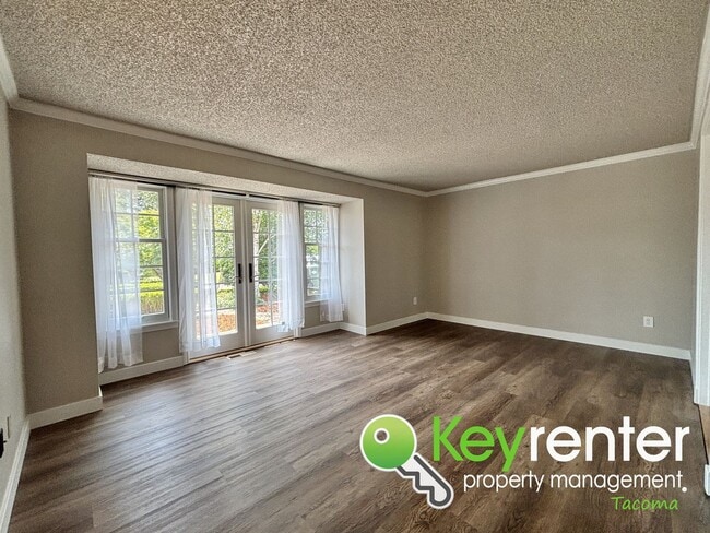 Building Photo - Stylishly Updated Lakewood Home in Seclude...