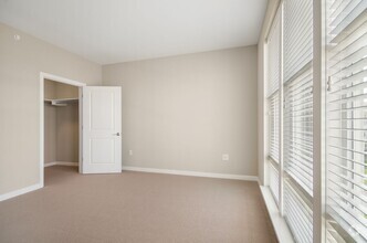 Building Photo - One Bedroom Luxury Apartment (Elevator Bui...