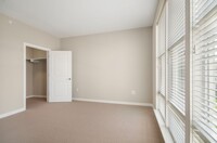 Building Photo - One Bedroom Luxury Apartment (Elevator Bui...
