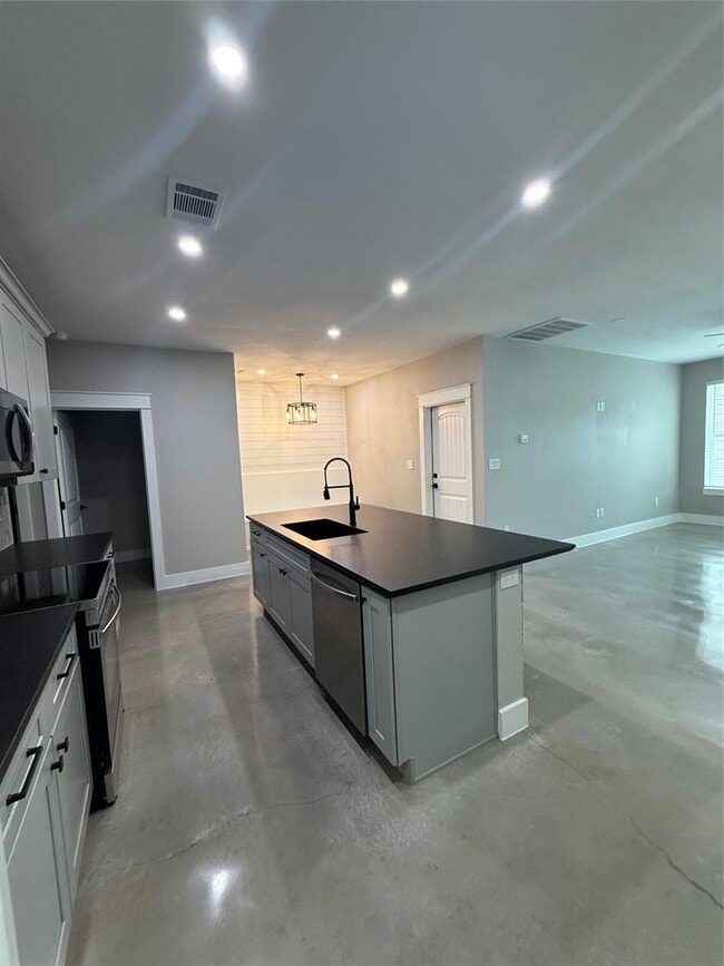 Building Photo - 201 N Vandeveer St