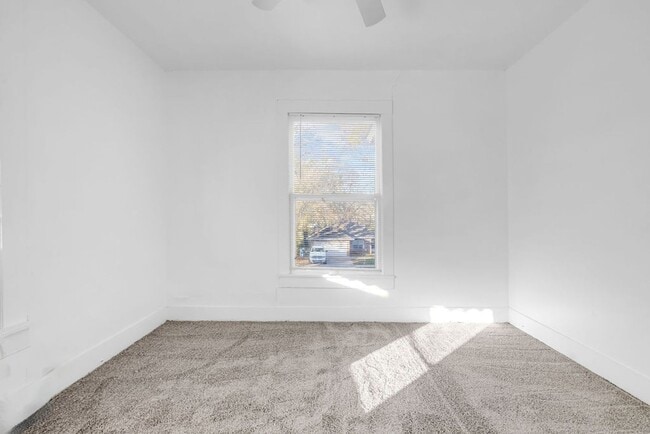 Building Photo - 526 W Munson St