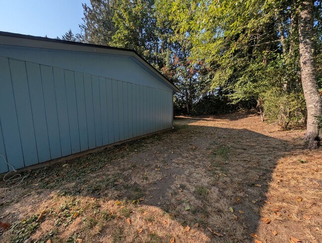 Building Photo - Large, Remodeled 2 Bedroom Duplex Unit on ...
