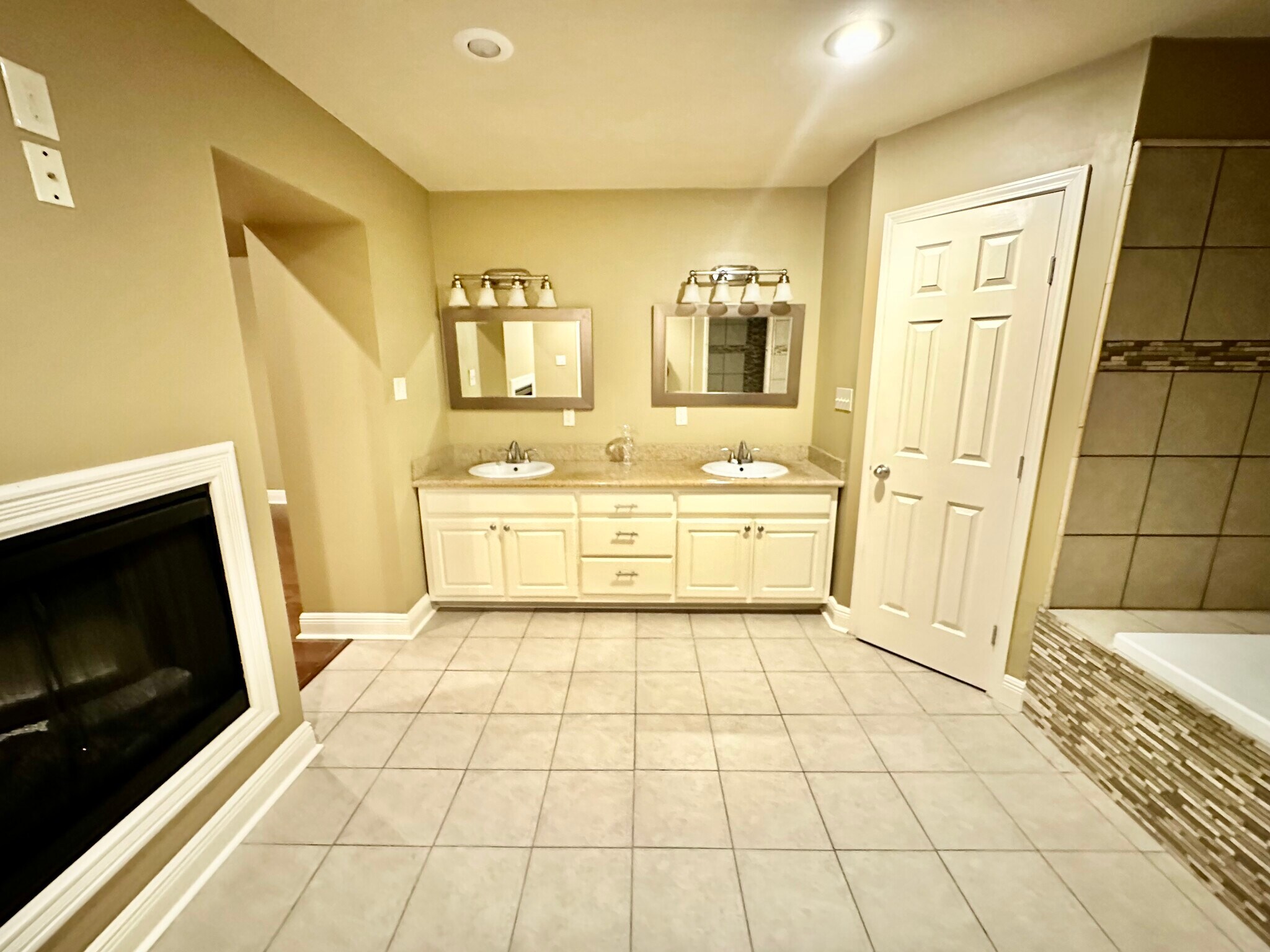 MBR bath (en-suite) *Dual fireplace - 4514 Woodlyn Dr