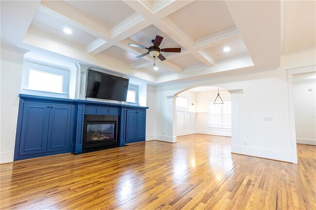 Building Photo - 2288 Oakview Rd NE