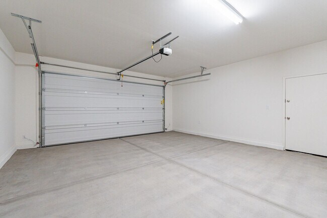 Building Photo - Modern 3-Bed + Den Home in Ventana De Estrellas