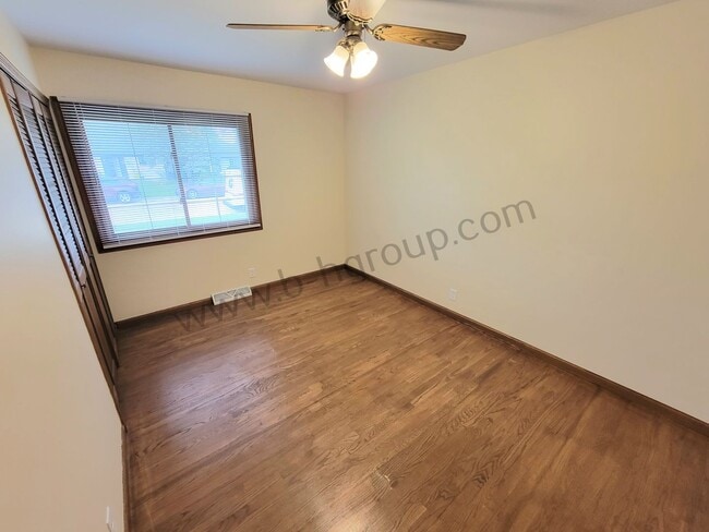 Building Photo - Great Location!