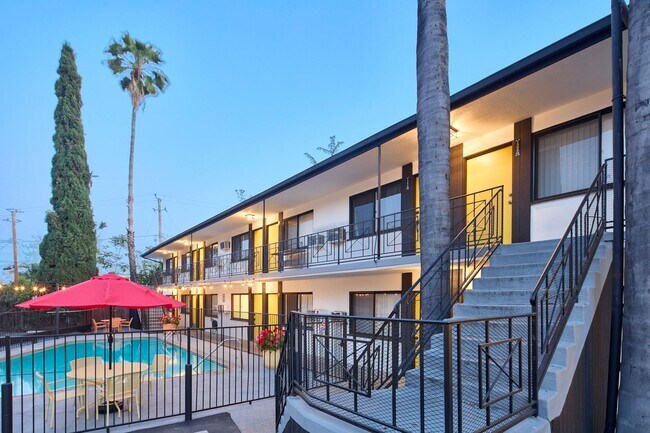 Building Photo - Newly renovated studio apartment with park...