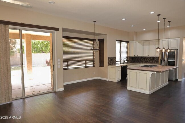 Building Photo - 562 N Danielson Way