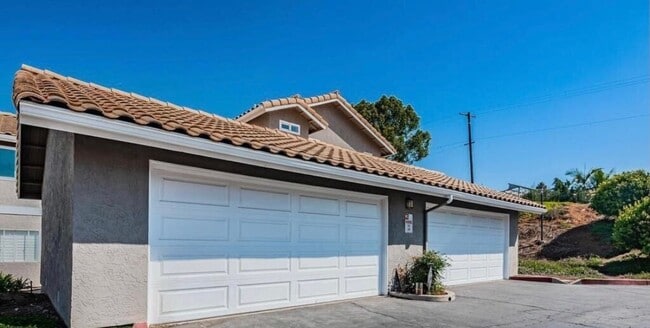 Building Photo - 1370 Palomar Pl