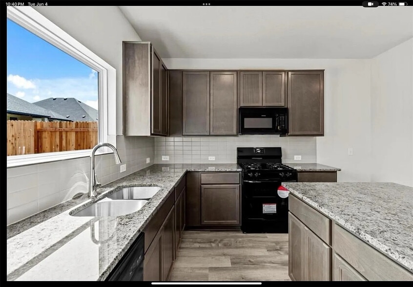 Building Photo - Room in House on Blackwell Ln