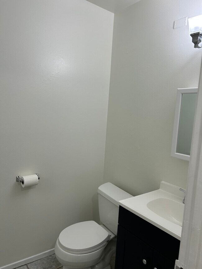 Building Photo - VERY NICE 2BD & 2.5BA CONDO IN PARAMOUNT