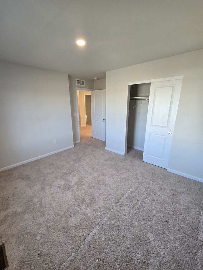 Building Photo - Like new 3 bedroom 2.5 bath with loft