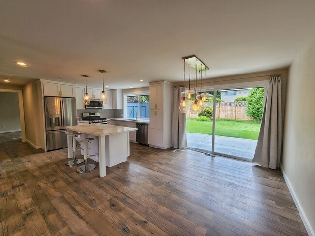 Building Photo - Beautilfully Remodeled 4 Bed 2.75 Bath Ram...