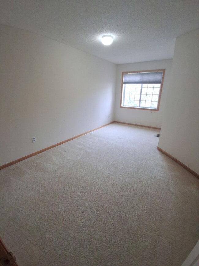 Building Photo - 2 Bedroom / 1.5 BATH Woodbury Townhouse ! ...