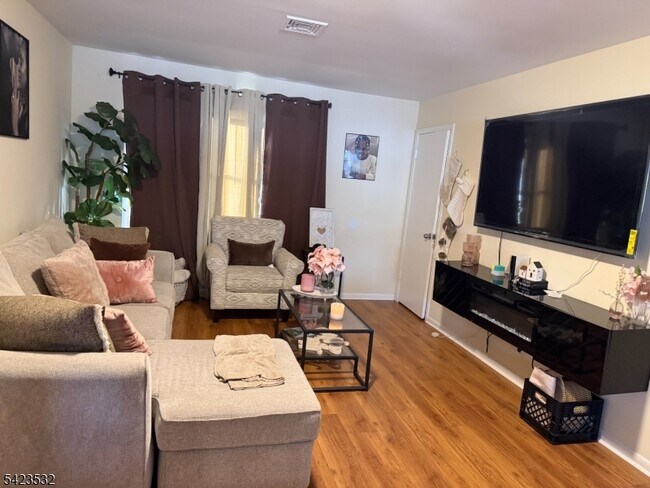 Building Photo - 43 Chestnut St