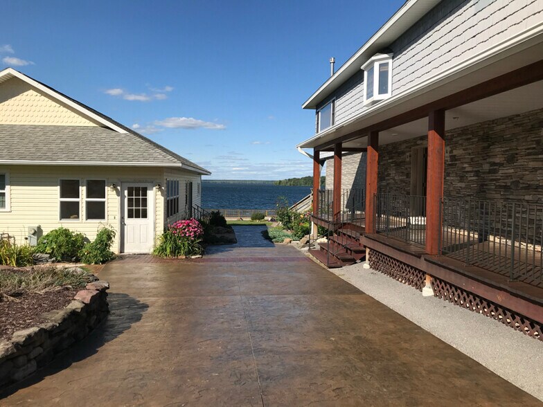 Building Photo - 6883C Deluxe Park