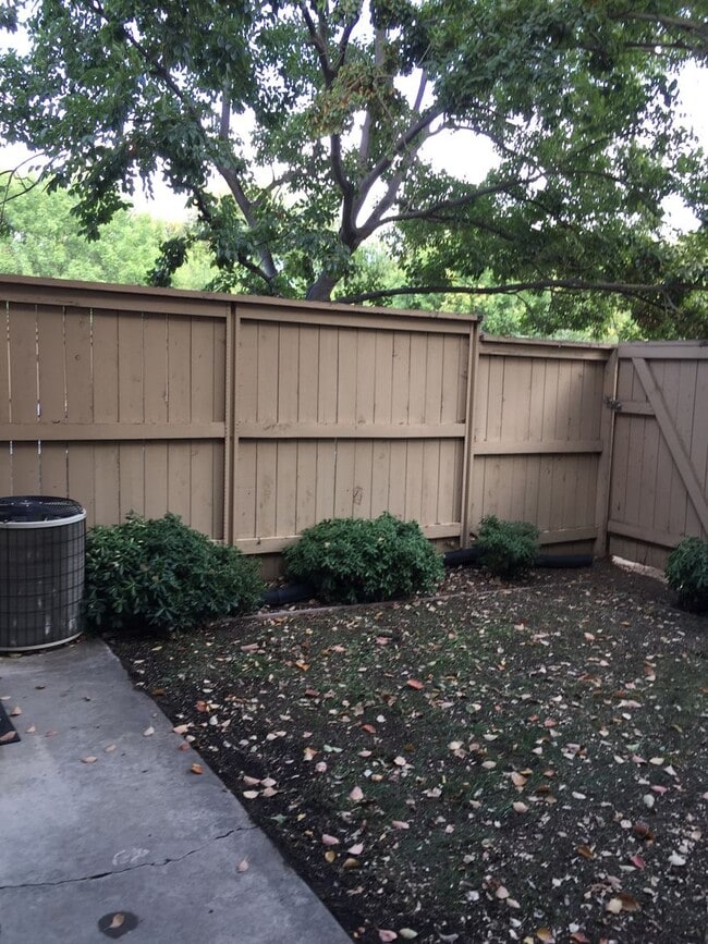 Building Photo - 2 Bedroom 1.5 Bath updated Condo