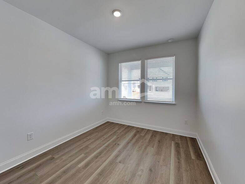 Building Photo - 380 Pointe Dr