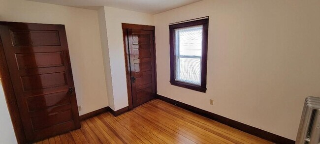 Building Photo - 10-12-12 Brookway Terrace