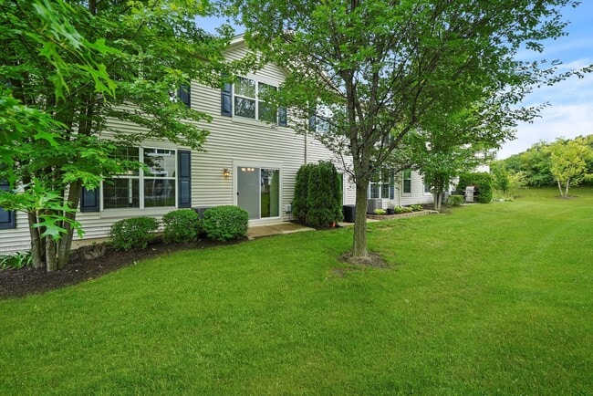 Building Photo - 2-bed/2.5-bath Townhouse in Round Lake