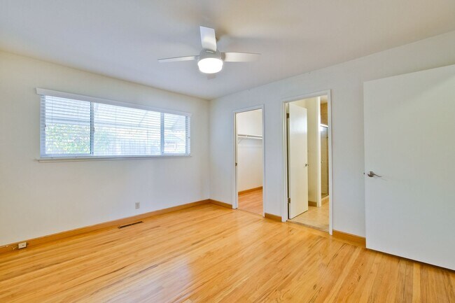 Building Photo - Hardwood Floors- Top Moreland SCH- SM Dogs Welcome- Close to Apple