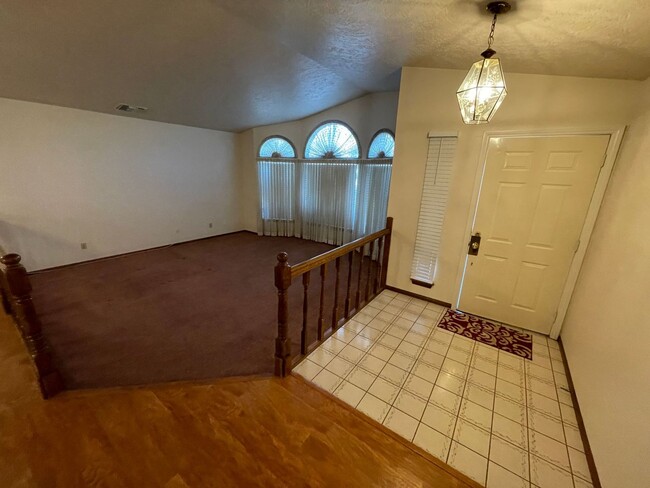 Building Photo - 4 BEDROOM APPLE VALLEY HOME