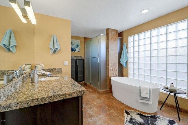 Building Photo - Beautiful 5 bed/4 bath + Den in Desirable Paradise Valley
