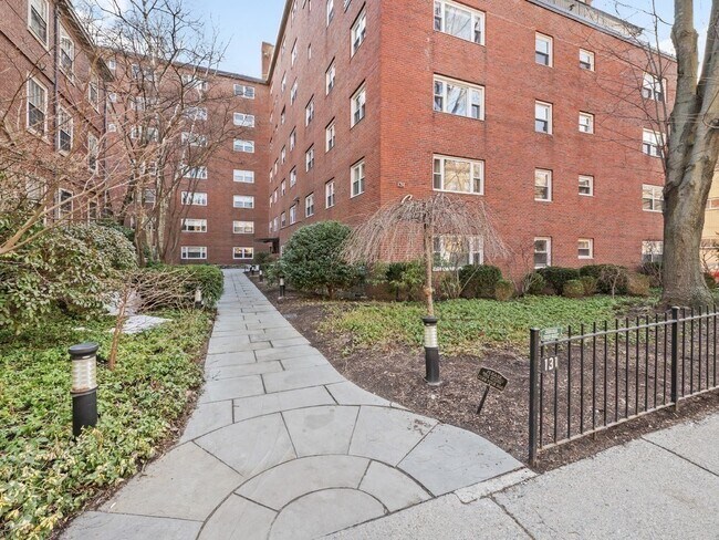 Building Photo - 131 Sewall Ave