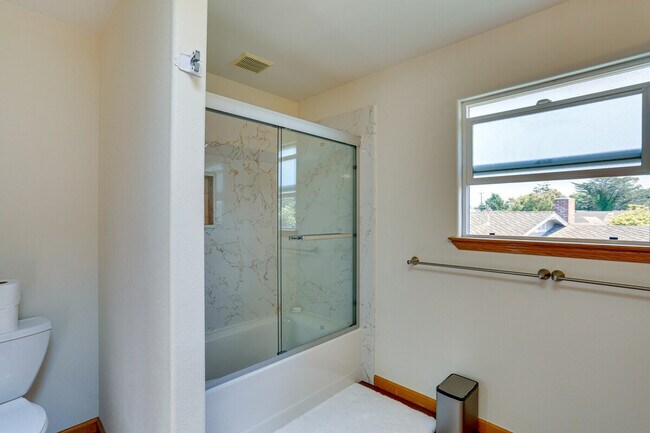 Building Photo - 5370 Bay Pointe Ct