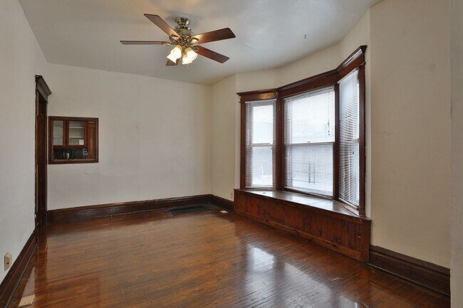 Building Photo - Large 4 Bedroom North Campus Townhouse - 1st house from High Street