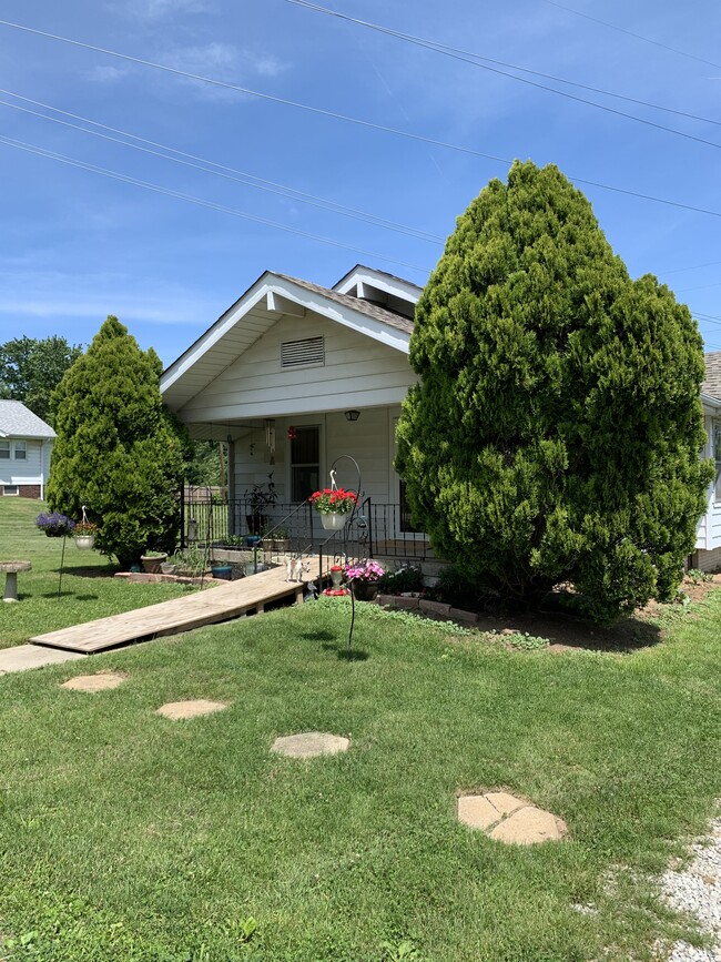 Building Photo - 612 W Cherokee Dr