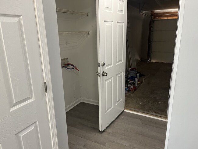 Building Photo - 408 Gladstone Dr