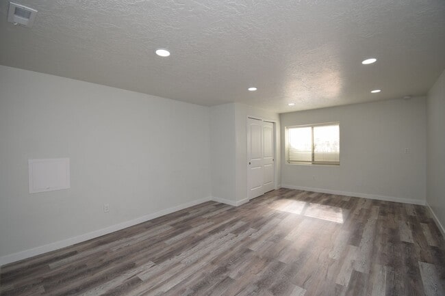 Building Photo - Newly Remodeled Magna Gem with New Appliances & Easy Freeway Access!!
