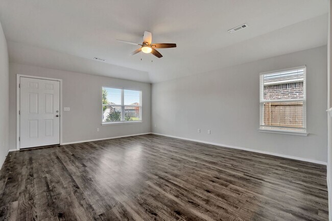 Building Photo - 3 Bed 2 Bath home mins away from the University!
