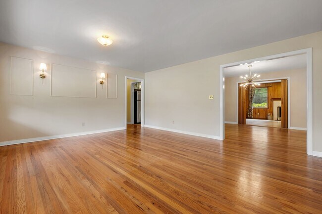 Building Photo - Stunning 3 Bedroom 2 Bathroom Mid-Century ...