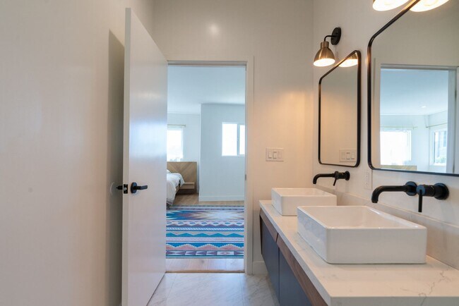 Building Photo - Stunning Views from Silver Lake Hillside Home for Rent with Spectacular Views