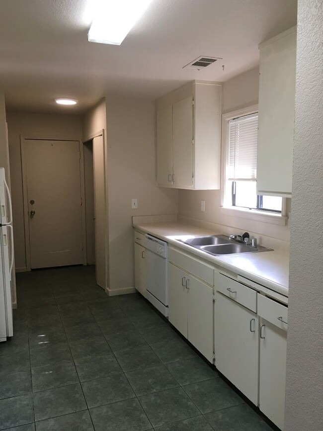 Building Photo - East Redding Duplex off Shasta View