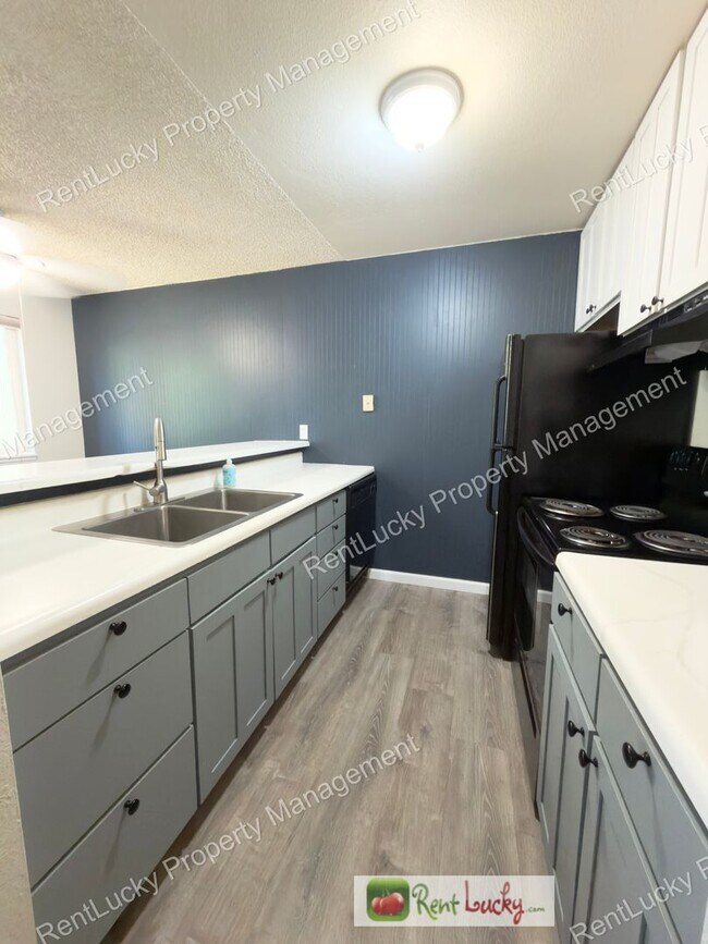 Building Photo - 2 Bed, 1 Bath in Federal Way Available NOW! Utilities Included and Extra Storage~