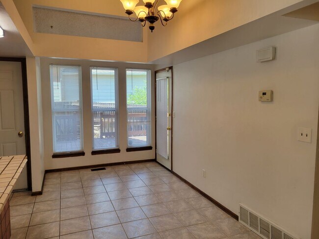 Building Photo - 4 Bed, 2.75 Bath with A/C! - MileStone Rea...