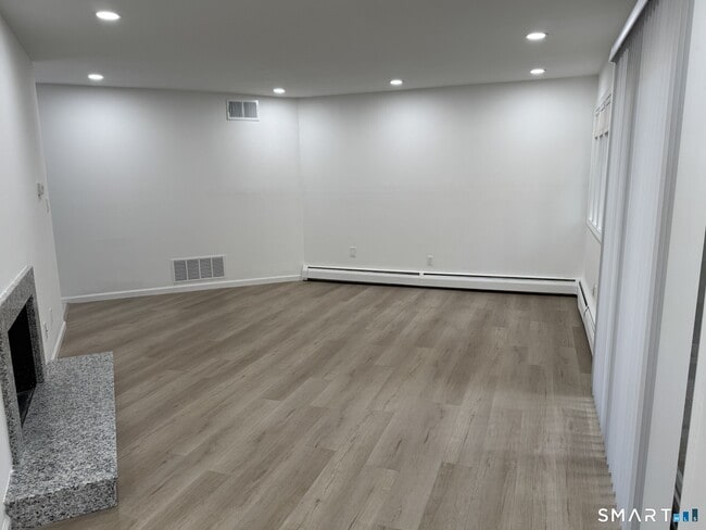 Building Photo - 4 Earls Ct