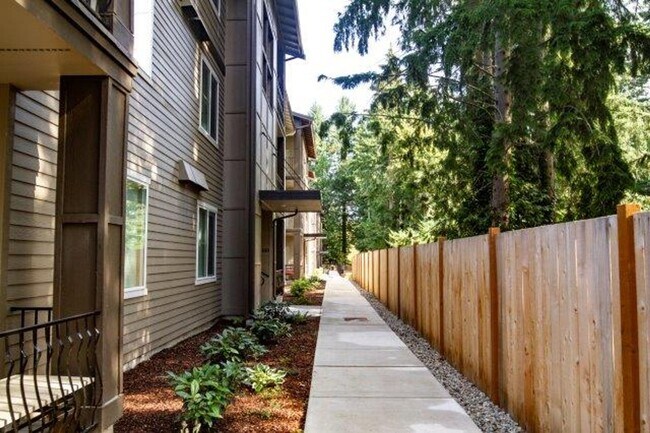 Building Photo - 1 bedroom Townhome with attached garage