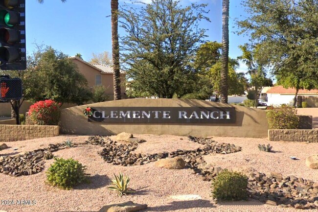 Building Photo - 1130 W Raven Dr